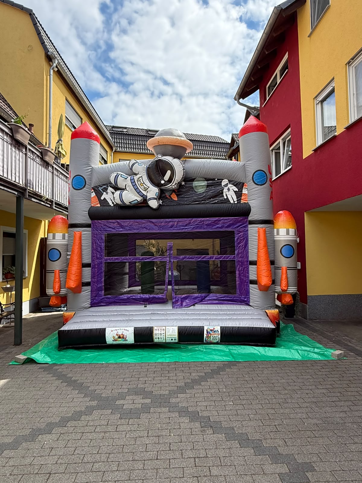 Hüpfburg Weltraum